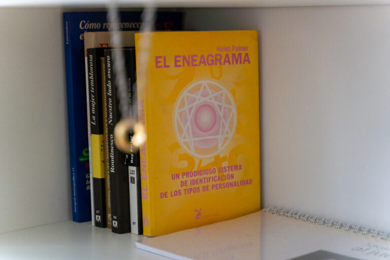 Estantería con libros de Gestalt y psicología en Argos, con «El eneagrama» de Helen Palmer al frente