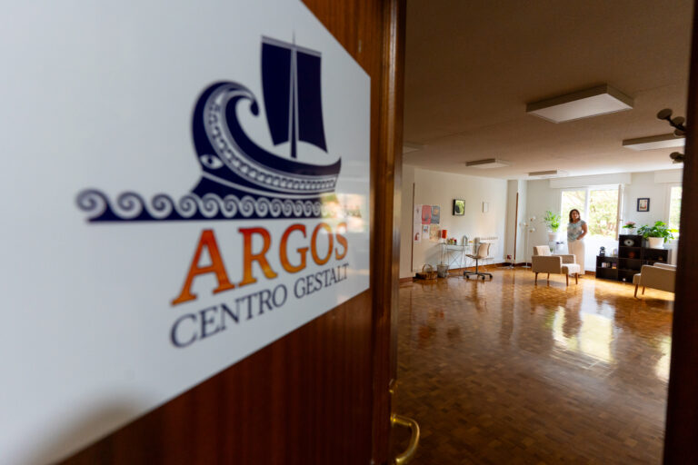 La puerta de Argos Centro Gestalt, con el navío del logo y la sala al fondo